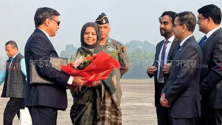 ঢাকায় পৌঁছলেন ভারতের বিদেশ সচিব, দেখা করবেন ইউনূসের সঙ্গেও।