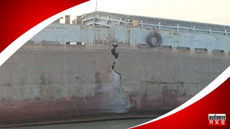 মুড়িগঙ্গা নদীতে মৎস্যজীবীদের ডুবন্ত বার্জ