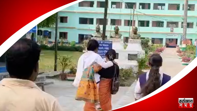 মায়ের কোলে চড়ে পরীক্ষায় দিতে এলেন মাধ্যমিক পরীক্ষার্থী ?