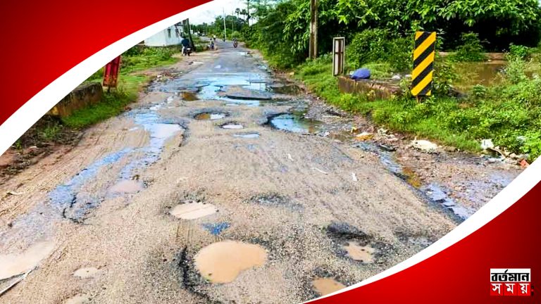 মালদায় রাস্তা তৈরী নিয়ে ইঞ্জিনিয়ারকে ঘিরে বিক্ষোভ এলাকাবাসীর