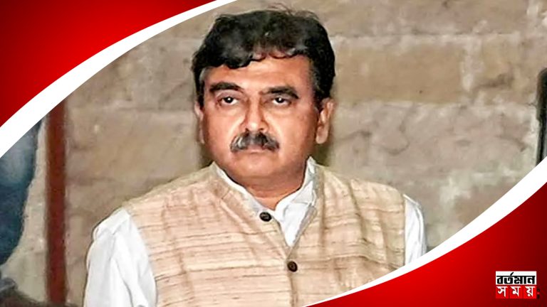 বিজেপি সংসদ অভিজিৎগঙ্গোপাধ্যায়কে ‘গো ব্যাক’ স্লোগান আন্দোলনকারীদের।
