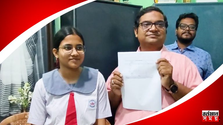 ৬৮৮ পেয়ে মাধ্যমিকে অষ্টম স্থানাধিকারী শ্রীজয়ী ঘোষ।
