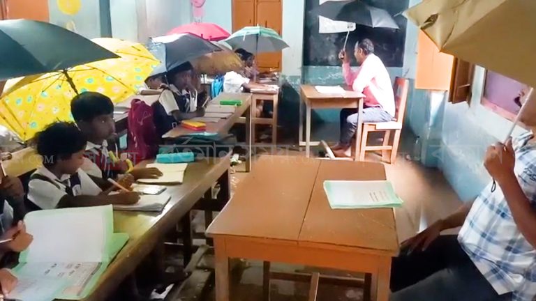 ঝমঝম করে বৃষ্টি ছাতা মাথায় ক্লাস রুমে পড়াচ্ছেন শিক্ষক ?