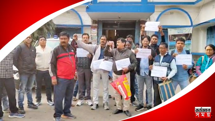 রামপুরহাট ১নং ব্লক অফিসের সামনে BLO-দের বিক্ষোভ